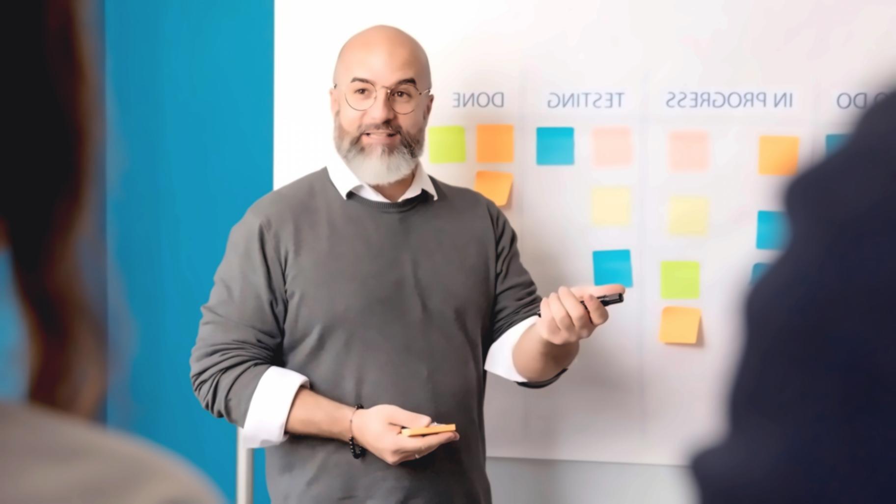 Séance de travail en groupe lors d'un atelier d'épargne collaboratif